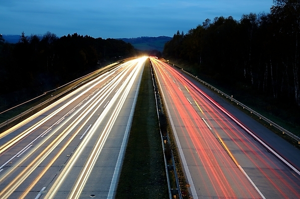 포토 JPG 해외이미지 도로 길 여행 이동 교통시설 모션 자동차 거리 사람없음 빨간색 빛 어둠 황혼 흰색 고속도로 야간 소프트포커스 속도 블러 해외202004 해외포토 자연요소 육상교통 컬러 교통 컨셉 촬영기법 일몰 시설 파일형식 이미지허브