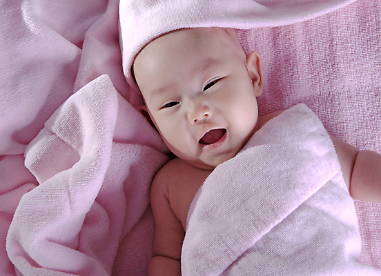 포토 JPG 해외이미지 백인 1 라이프스타일 응시 남자 행복 얼굴 어린이 백그라운드 컨셉 신체 새로움 건조 수영장 건강 한명 웃음 사람 소년 수건 목욕 흰색 표현 아기 신생아 달콤 작음 피부 부드러움 월 걸음마 돌봄 해외202004 해외포토 서양인 시선 감정 컬러 모션 표정 생활 신체부위 위생용품 청결 감각 날짜 맛 크기 파일형식 이미지허브