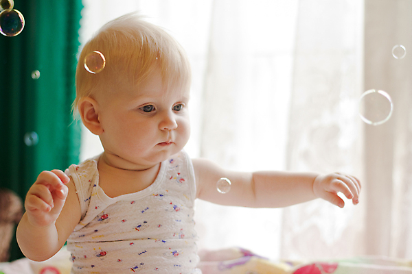 포토 JPG 해외이미지 모델 딸 행복 얼굴 어린이 자연 놀이 미래 새로움 건강 한명 미소 웃음 사람 파란색 거품 흰색 아기 신생아 오픈 입 달콤 작음 부드러움 세대 돌봄 해외202004 해외포토 1 감정 컬러 컨셉 가족 모션 표정 신체부위 감각 맛 크기 생태계 파일형식 이미지허브