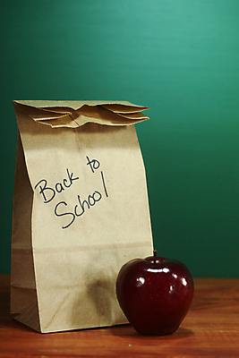 포토 JPG 해외이미지 교육 무늬 교실 학교 사람없음 목재 쌓기 칠판 사과 연도 책상 신학기 시작 장면 자루 점심식사 오리엔테이션 초보 해외202004 해외포토 나무 가구 과일 재료 모션 식사 파일형식 이미지허브