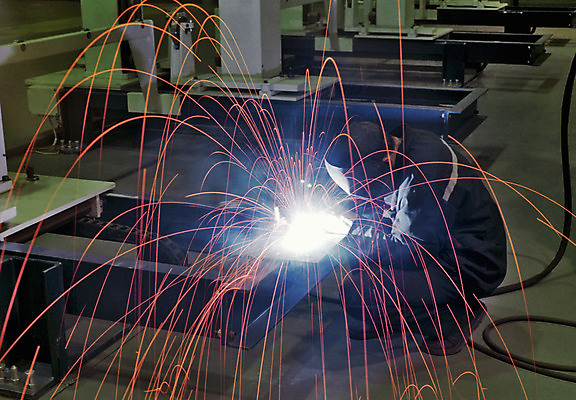 포토 JPG 해외이미지 식물 손 옷 공장 불꽃 노동자 작업복 가면 사람 사람없음 빛 장비 손전등 잡기 업무 작업 수술 제조 호스 조심 견습기간 해외202004 해외포토 직업 공업 의학 모션 불 조명 신체부위 치료 파일형식 이미지허브