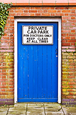 포토 JPG 해외이미지 직업 벽 백그라운드 건축양식 벽돌 출입구 병원 사람없음 빨간색 파란색 약 문 의사 바위 주차 예약 해외202004 해외포토 건축 컬러 의학 의료진 돌_바위 파일형식 이미지허브