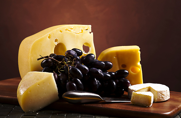 포토 JPG 해외이미지 포도 치즈 사람없음 나무도마 조각치즈 치즈나이프 갈색배경 해외202004 해외포토 조각 백그라운드 과일 유제품 도마 목재 갈색 나이프 파일형식 이미지허브