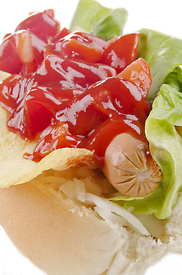 포토 JPG 해외이미지 채소 실내 근접촬영 사람없음 소시지 케첩 흰배경 핫도그 해외202004 해외포토 음식 뷰포인트 백그라운드 패스트푸드 내부 흰색 소스_음식 가공식품 파일형식 이미지허브