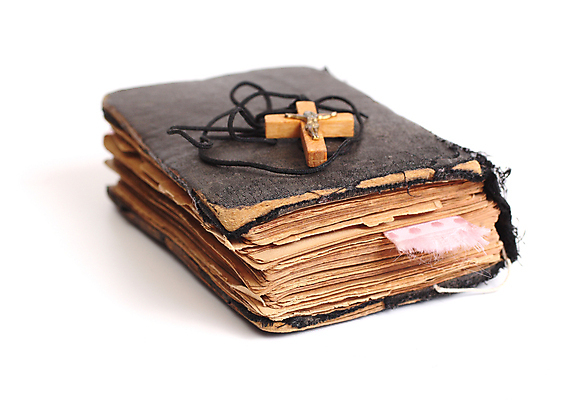 포토 JPG 해외이미지 전통 기독교 종교 종이 십자가 목걸이 사람없음 목재 책 단어 교회 믿음 검은색 성경 천주교 덮개 영혼 오브젝트 페이지 신성 찢어짐 묵주 단아함 북마크 사실 신앙심 옛날 해외202004 해외포토 나무 문자 감정 컬러 재료 장신구 종교용품 종교건축 모션 건물 뚜껑 파일형식 이미지허브