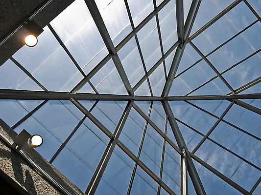 포토 JPG 해외이미지 모양 디자인 백그라운드 패턴 건축양식 창문 유리 하늘 지붕 추상 프레임 실내 풍경 사람없음 내부 건물 파란색 빛 햇빛 태양 금속 도시 투명 천장 서식 각도 장면 부드러움 일반 빛망울 대각선 천창 철강 해외202004 해외포토 자연요소 건축물 건축 선 컬러 무늬 재질 감각 파일형식 이미지허브