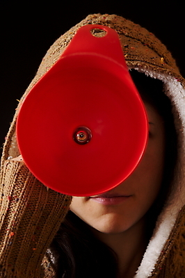 포토 JPG 해외이미지 백인 응시 여자 얼굴 비즈니스 한명 사람 빨간색 관찰 원형 구멍 신비 눈동자 엿보기 감시 스파이 필터 해외202004 해외포토 도형 서양인 1 시선 컬러 컨셉 모션 신체부위 눈_신체부위 파일형식 이미지허브