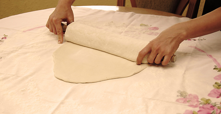 포토 JPG 해외이미지 손 여자 음식 빵 재료 손가락 탁자 관리 창조 요리 사람없음 쿠키 케이크 주방 식사 빵집 흰색 신선 원형 밀 굽기 준비 날것 반죽 만들기 롤 밀가루 레시피 밀가루반죽 세피아 이스트 제빵사 페스츄리 핸드메이드 해외202004 해외포토 도형 직업 컬러 가구 모션 디저트 곡류 촬영기법 사람 신체부위 상점 가루 구이 파일형식 이미지허브