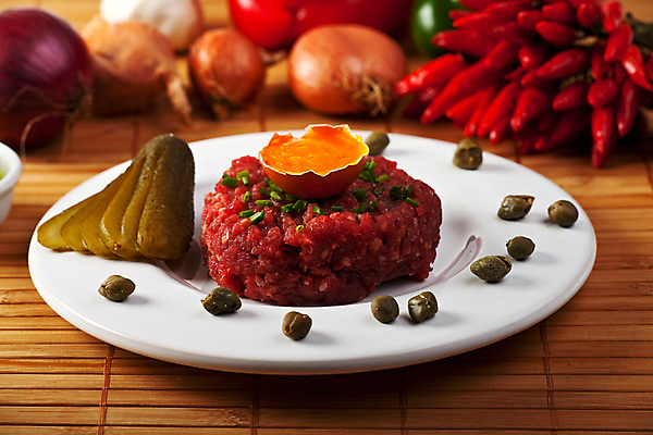 포토 JPG 해외이미지 접시 음식 빵 양파 파슬리 건강 육류 스테이크 요리 사람없음 빨간색 계란 저녁식사 소고기 반지 오픈 날것 피클 토스트 노른자 점심식사 다진 땅바닥 오이피클 샬롯 개조 해외202004 해외포토 식기 컬러 채소 식재료 장신구 바닥 서양음식 알 식사 절임 파일형식 이미지허브