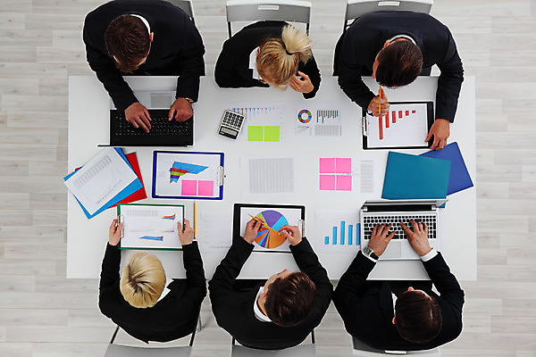 포토 JPG 해외이미지 직업 여자 남자 비즈니스 통신 통계 탁자 회의 그래프 협력 설계 노동자 함께함 대화 사람 여러명 금융 노트북 컴퓨터 사무실 자료 계산기 업무 비즈니스맨 비즈니스우먼 그룹 토론 책상 분석 문서 바쁨 마케팅 해외202004 해외포토 가구 다수 컨셉 문구용품 말하기 경제 전자제품 장비 작업 직장인 파일형식 이미지허브