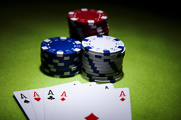 포토 JPG 해외이미지 실내 사람없음 쌓기 어둠 트럼프 포커칩 도박 카지노 겜블 초록배경 해외202004 해외포토 백그라운드 모션 내부 초록색 놀이용품 포커 파일형식 이미지허브