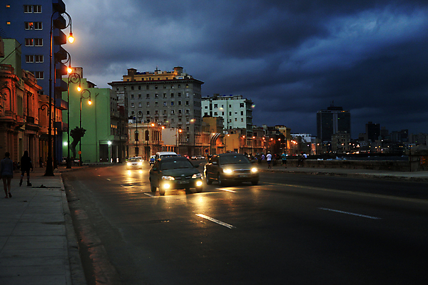 포토 JPG 해외이미지 남자 교통수단 야경 가로등 하늘 아파트 사람 성인 사람없음 야외 건물 관광지 햇빛 오토바이 중앙아메리카 라틴아메리카 쿠바 아바나 성인만 해외202004 해외포토 건축물 공공시설 여행 교통 주택 아메리카 태양 바이크 야간 파일형식 풍경_경치 이미지허브