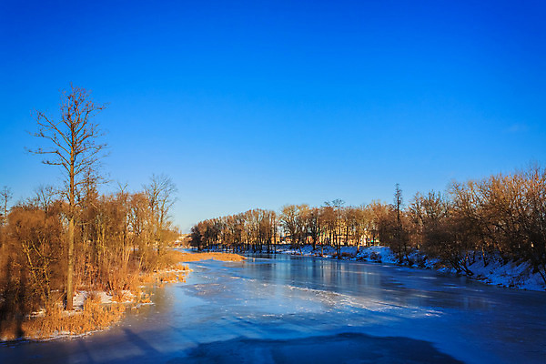 포토 JPG 해외이미지 나무 호수 바다 여행 겨울 자연 하늘 표면 날씨 풍경 사람없음 야외 목재 물 파란색 강 환경 얼음 봄 흐름 흰색 매끈함 숲 위험 땅 즐거움 질감 북쪽 생태학 터키석 해외202004 해외포토 자연요소 식물 계절 교육 감정 컬러 컨셉 재료 감각 보석 방향 생태계 파일형식 이미지허브