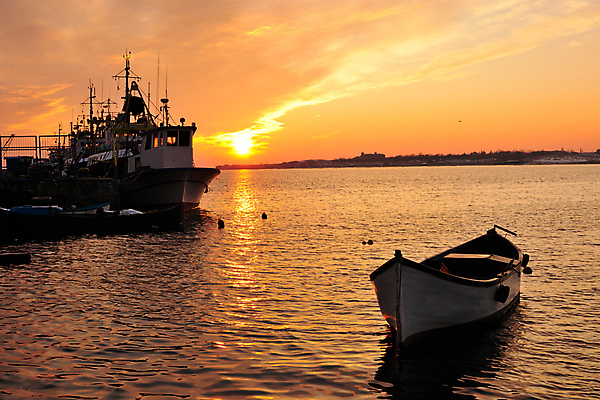 포토 JPG 해외이미지 바다 풍경 사람없음 물 빛 태양 일몰 보트 저녁 불가리아 해외202004 해외포토 자연요소 배_교통 노을 야간 파일형식 남유럽 이미지허브