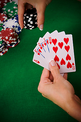 포토 JPG 해외이미지 손 여자 백그라운드 놀이 탁자 사람없음 빨간색 초록색 검은색 게임 흰색 마음 우승 10 원형 신용카드 4 도박 위험 왕 배열 삽 카지노 기회 포커 잭 여왕 곤봉 에이스 해외202004 해외포토 도형 스포츠용품 컬러 가구 컨셉 사람 신체부위 금융 숫자 최고 트럼프 파일형식 이미지허브