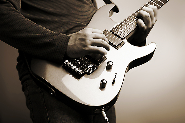 포토 JPG 해외이미지 손 남자 줄 음악 노래 놀이 사람 사람없음 금속 소리 콘서트 공연 연주자 음악가 장비 무대 기구 기타 악단 전자 기타리스트 재즈 뮤지컬 베이스 세피아 인기 플레이어 생존 스타일 해외202004 해외포토 직업 재질 현악기 문화예술 촬영기법 이벤트 신체부위 파일형식 이미지허브