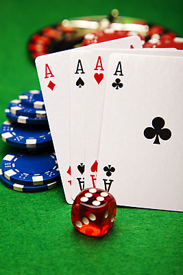 포토 JPG 해외이미지 실내 사람없음 아웃포커스 트럼프 포커칩 도박 카지노 주사위 룰렛 겜블 초록배경 해외202004 해외포토 백그라운드 촬영기법 내부 초록색 놀이용품 게임 포커 파일형식 이미지허브