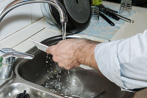 포토 JPG 해외이미지 주택 건강 관리 사람없음 내부 물 빛 금속 주방 거품 액체 씻기 빨래 수도꼭지 비누 위생관리 해외202004 해외포토 자연요소 가사 재질 건물 위생용품 청결 파일형식 이미지허브