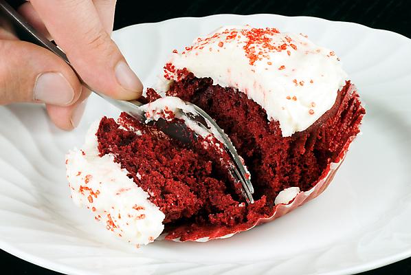 포토 JPG 해외이미지 접시 손 포크 검은배경 실내 근접촬영 신체부위 잡기 자르기 컵케이크 해외202004 레드벨벳 해외포토 식기 뷰포인트 백그라운드 모션 디저트 사람 내부 케이크 검은색 파일형식 이미지허브