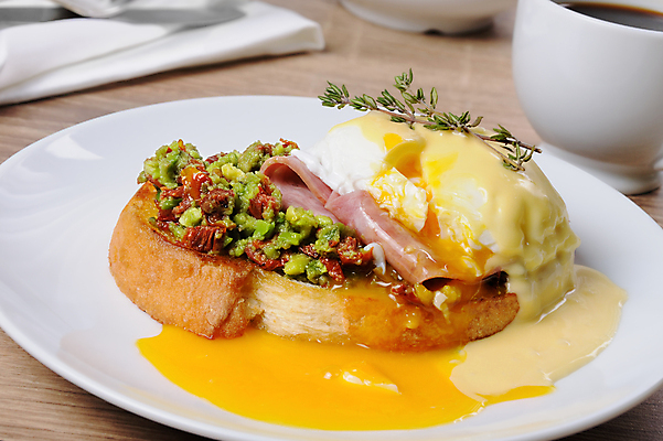 포토 JPG 해외이미지 접시 커피 포크 식탁 사람없음 계란 바게트 커피잔 허브 과카몰리 나무탁자 에그베네딕트 해외202004 해외포토 식물 식기 음료 빵 탁자 잔 샌드위치 알 소스_음식 파일형식 이미지허브