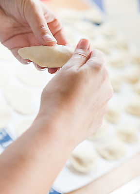 포토 JPG 해외이미지 전통 접시 손 할머니 음식 재료 탁자 치즈 감자 요리 사람없음 목재 주방 요리사 식사 저녁식사 침묵 신선 막대기 맛 먹기 향수 준비 날것 반죽 밀가루 점심식사 폭식 경단 라비올리 생식 스터핑 우크라이나 페스츄리 핸드메이드 현실 해외202004 해외포토 나무 직업 식기 여자 노년 유럽 빵 가구 컨셉 채소 모션 유제품 신체부위 소리 화장품 가루 파일형식 이미지허브