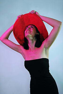 포토 JPG 해외이미지 모델 드레스 여자 행복 무기 얼굴 포즈 장신구 갈색머리 한명 서기 사람 성인 빨간색 머리 유행 검은색 표현 잡기 화려 우아함 시원함 유혹 복고 히스패닉 스타일 해외202004 해외포토 1 헤어스타일 옷 감정 컬러 컨셉 모션 신체부위 파일형식 이미지허브