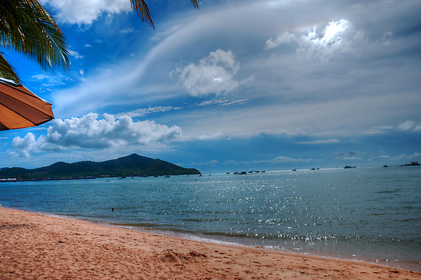 포토 JPG 해외이미지 나무 구름 아시아 모래 파도 바다 섬 여행 파타야 태국 자연 하늘 휴가 휴식 항해 파노라마 풍경 사람없음 야외 물 여름 파란색 태양 여행객 평화 만 휴양지 이국적 파라다이스 해외202004 해외포토 자연요소 식물 계절 나라 컬러 컨셉 배_교통 촬영기법 사람 장소 생태계 파일형식 이미지허브