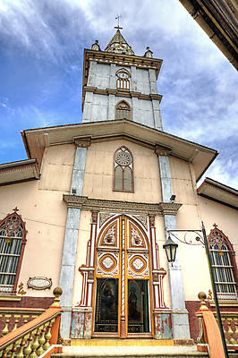 포토 JPG 해외이미지 구름 외관 종교 십자가 건축양식 창문 하늘 사람없음 건물 세로 파란색 성당 교회 문 미국 램프 남아메리카 라틴아메리카 에콰도르 첨탑 단계 남쪽 숭배 옛날 해외202004 해외포토 자연요소 건축물 건축 컬러 북아메리카 종교건축 조명 아메리카 탑 방향 파일형식 이미지허브