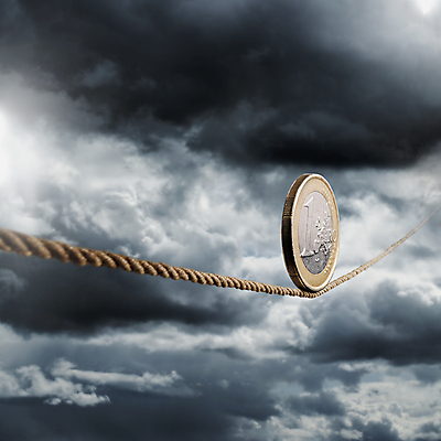 포토 JPG 해외이미지 1 밧줄 컨셉 돈 하늘 사람없음 금융 동전 유로 위험 균형 오브젝트 문제 어려움 평형 경제학 해외202004 해외포토 교육 줄 경제 수영 재산 파일형식 이미지허브