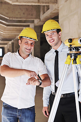 포토 JPG 해외이미지 남자 건축 건설업 한명 상반신 성인 앞모습 건설현장 가리킴 비즈니스맨 엔지니어 안전모 건축가 성인남자한명만 해외202004 해외포토 직업 1 산업 뷰포인트 비즈니스 사람 손짓 직장인 기술자 헬멧 안전장비 남자한명만 성인남자만 파일형식 이미지허브