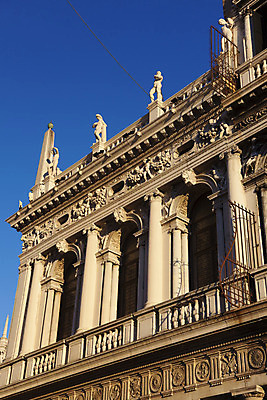 포토 JPG 해외이미지 유럽 조각 여행 건축양식 풍경 사람없음 건물 숫자 맑음 이탈리아 도시 역사 베네치아 타운 옛날 해외202004 해외포토 문자 건축물 건축 나라 날씨 파일형식 이미지허브