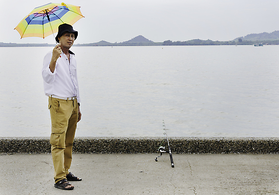 포토 JPG 해외이미지 백인 할아버지 남자 호수 바다 여행 우산 자연 낚시 휴가 휴식 어류 어업 한명 성인 취미 야외 물 파란색 강 컬러풀 잡기 기다림 낚시꾼 얼레 민물 해외202004 해외포토 자연요소 서양인 1 노년 산업 컬러 컨셉 모션 레저 사람 수중동물 생태계 파일형식 이미지허브