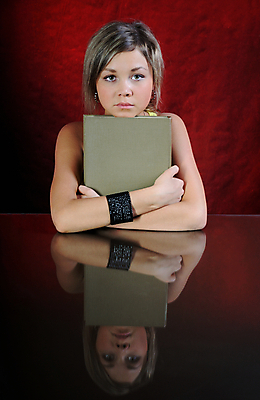 포토 JPG 해외이미지 백인 1 응시 여자 교육 유럽 탁자 실내 한명 사람 10대 책 빨간색 반사 자르기 교과서 슛 심각 천진난만 해외202004 해외포토 서양인 시선 나라 컬러 가구 컨셉 모션 청소년 교재 내부 파일형식 이미지허브