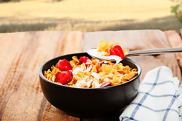 포토 JPG 해외이미지 라이프스타일 웰빙 음식 조각 다이어트 채소 과일 탁자 딸기 아침 건강 옥수수 사람없음 야외 빨간색 여름 컬러풀 숟가락 식사 우유 흰색 신선 사발 달콤 맛 아침식사 시리얼 먹기 가득함 유기농 내추럴 고립 뮤즐리 숙성 채식주의자 칼슘 해외202004 해외포토 주간 계절 컬러 가구 컨셉 모션 유제품 곡류 수저 생활 사기그릇 채식 파일형식 이미지허브