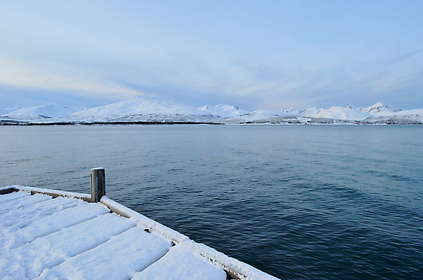 포토 JPG 해외이미지 바다 겨울 산 사람없음 물 항구 추위 해외202004 해외포토 자연요소 계절 교통시설 파일형식 이미지허브