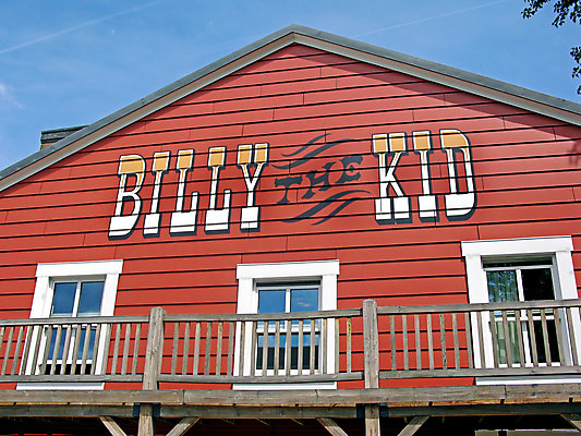 포토 JPG 해외이미지 창문 자연 거리 주택 사람없음 건물 목재 빨간색 초록색 파란색 마을 시골 용기 클래식 카우보이 버리기 타운 외양간 밭일 서쪽 식민지 옛날 해외202004 해외포토 나무 그릇 건축물 컬러 컨셉 재료 모션 도시 방향 생태계 파일형식 이미지허브