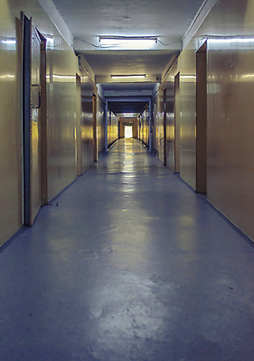 포토 JPG 해외이미지 산업 사람없음 파란색 노란색 검은색 작업 복도 터널 옛날 우크라이나 해외202004 해외포토 유럽 길 컬러 파일형식 이미지허브