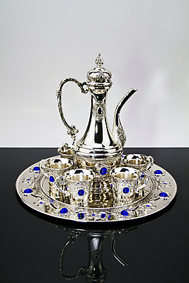 포토 JPG 해외이미지 전통 식기 음료 유리 탁자 주택 쟁반 건강 사람없음 장식 컵 물 금속 주방 저녁식사 카페 우유 머그컵 조끼 액체 아침식사 은색 냄비 찻주전자 갈증 설탕 오브젝트 이국적 스타일 해외202004 해외포토 자연요소 컬러 가구 재질 주전자 유제품 건물 상점 식사 외투 솥 파일형식 이미지허브