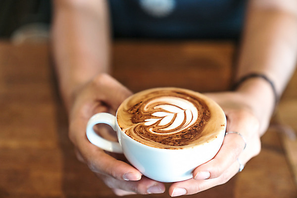 포토 JPG 해외이미지 디자인 커피 음료 음식 백그라운드 탁자 미술 사람없음 목재 컵 갈색 상점 검은색 거품 카페 머그컵 흰색 하트 뜨거움 아침식사 질감 아로마 카푸치노 에스프레소 라떼 해외202004 해외포토 모양 나무 식기 컬러 가구 재료 문화예술 식사 파일형식 이미지허브