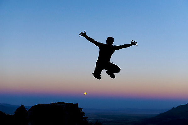 포토 JPG 해외이미지 라이프스타일 행복 실루엣 성공 풍경 사람없음 햇빛 태양 점프 힘 일몰 등산 기쁨 자유 보름달 달 용기 자신감 저녁 숲 영웅 수평선 유일 해외202004 해외포토 자연요소 그릇 감정 컨셉 모션 촬영기법 생활 노을 트래킹 야간 파일형식 이미지허브