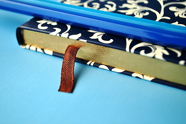 포토 JPG 해외이미지 종이 커피 음료 컨셉 지폐 꽃무늬 오리 사람없음 장식 책 물 파란색 컬러풀 사무실 독서 연필 펜 희망 공백 흰색 기록 은색 민트 오브젝트 백자 터키석 카피스페이스 해외202004 해외포토 자연요소 꽃 감정 컬러 돈 무늬 비즈니스 조류 학용품 필기구 도자기 보석 허브 파일형식 이미지허브