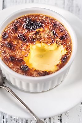 포토 JPG 해외이미지 그릇 실내 근접촬영 사람없음 숟가락 크렘브륄레 나무배경 해외202004 해외포토 식기 뷰포인트 백그라운드 디저트 수저 내부 파일형식 이미지허브