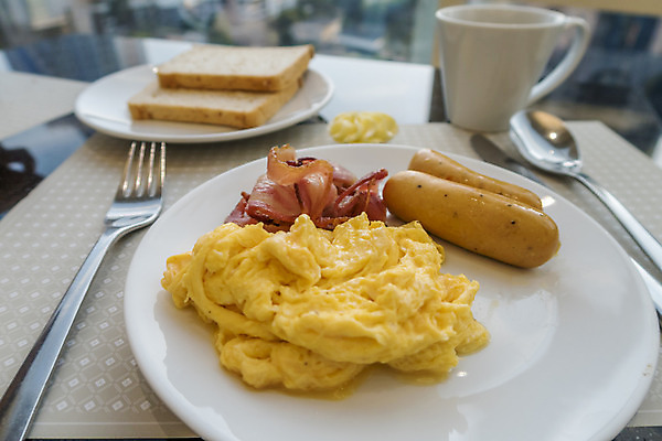 포토 JPG 해외이미지 접시 영어 커피 음식 빵 토마토 콩 감자 육류 요리 사람없음 옆모습 계란 숟가락 맑음 식사 버섯 튀김 뜨거움 소시지 아침식사 굽기 가득함 각도 토스트 베이컨 노른자 평야 해로움 해외202004 해외포토 문자 식기 음료 뷰포인트 컨셉 채소 식재료 자연 날씨 곡류 수저 돼지고기 알 가공식품 구이 파일형식 이미지허브