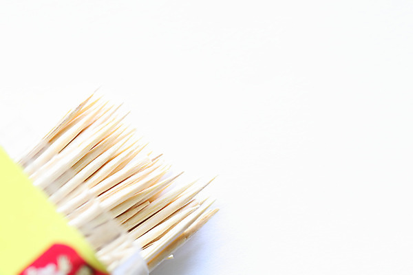 포토 JPG 해외이미지 모양 길 과학 백그라운드 가정 함께함 사람 사람없음 목재 약 노란색 장비 흰색 확대 치아 자르기 오브젝트 싱글 날카로움 이쑤시개 고립 위생관리 해외202004 해외포토 나무 컬러 컨셉 재료 의학 모션 관리 소화기관 파일형식 이미지허브