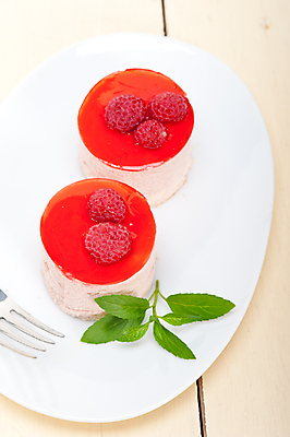 포토 JPG 해외이미지 분홍색 디저트 사람없음 케이크 달콤 민트 산딸기 무스케이크 해외202004 해외포토 음식 컬러 과일 맛 허브 파일형식 이미지허브