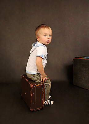 포토 JPG 해외이미지 아들 얼굴 어린이 친절 표정 한명 앉기 소년 여행가방 흰색 최고 작음 만족 해외202004 해외포토 1 남자 감정 컬러 가방 가족 모션 사람 신체부위 크기 파일형식 이미지허브