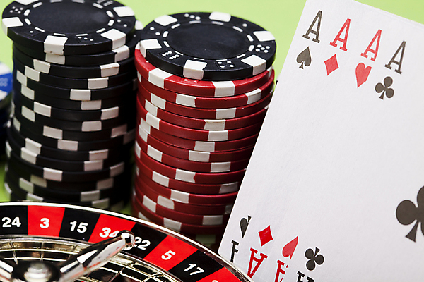 포토 JPG 해외이미지 실내 사람없음 쌓기 트럼프 포커칩 도박 카지노 룰렛 겜블 해외202004 해외포토 모션 내부 놀이용품 게임 포커 파일형식 이미지허브