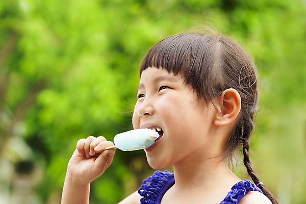 포토 JPG 해외이미지 나무 공원 행복 어린이 음식 돈 과일 가족 아이스크림 디저트 사탕 한명 미소 사람 동양인 야외 초록색 여름 냉동 얼음 중국 기쁨 추위 아기 신선 잡기 뜨거움 막대기 달콤 맛 핥기 놀이터 시원함 먹기 크림 해외202004 해외포토 자연요소 식물 1 계절 공공시설 감정 아시아 컬러 컨셉 관계 모션 놀이 표정 인종 재산 파일형식 이미지허브