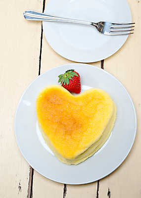 포토 JPG 해외이미지 접시 포크 딸기 디저트 사람없음 하트 치즈케이크 해외202004 해외포토 모양 식기 음식 과일 케이크 파일형식 이미지허브