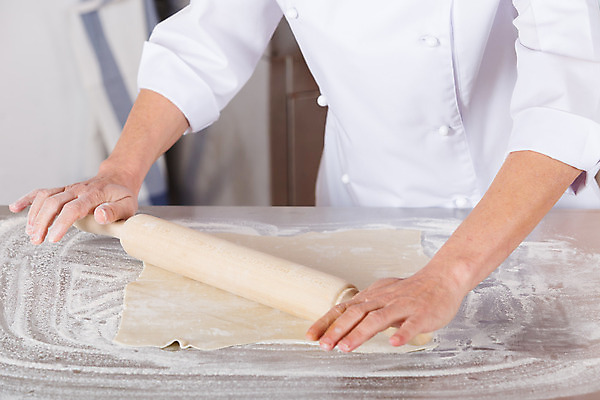 포토 JPG 해외이미지 손 음식 유니폼 요리 한명 목재 과자 케이크 주방 요리사 빵집 작업실 반죽 밀가루 롤러 밀대 밀가루반죽 제빵사 페스츄리 해외202004 해외포토 나무 직업 1 옷 빵 재료 주방용품 디저트 사람 신체부위 상점 가루 파일형식 이미지허브